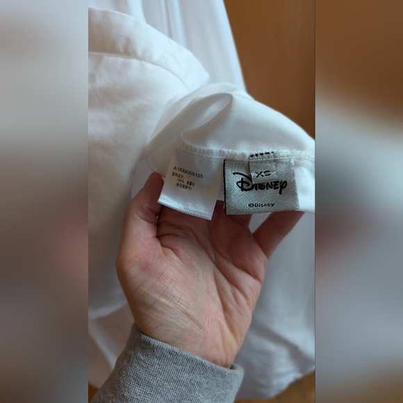 Disney white button down top size M - Picture 3 of 7